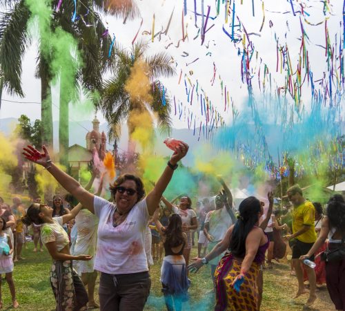 HOLI 2026 cria encontros musicais exclusivos e prepara Nova Gokula para receber até 20 mil pessoas