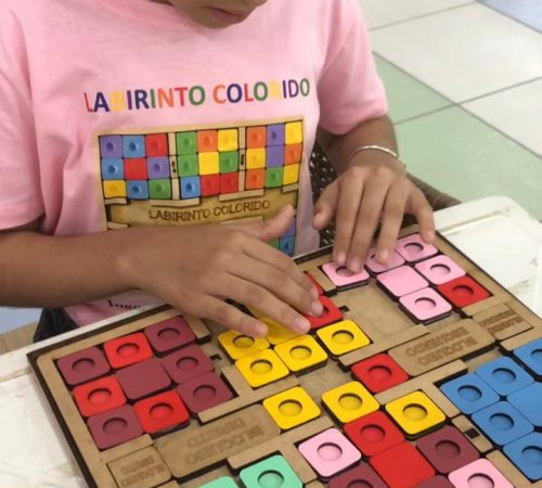 Labirinto Colorido promove experiência lúdica e inclusiva no Taubaté Shopping durante Abril Azul