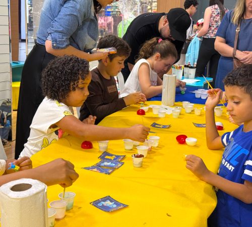 Criatividade e diversão marcam a PokéColor Experience no Taubaté Shopping