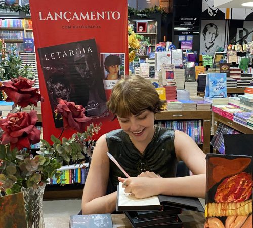 Triz Parizotto lança livro e recebe fãs em um sábado de autógrafos no Taubaté Shopping