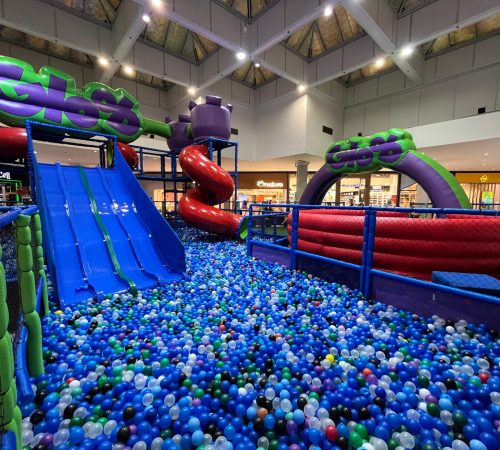 Arena Gloob reúne brinquedos infláveis e circuitos interativos no Taubaté Shopping