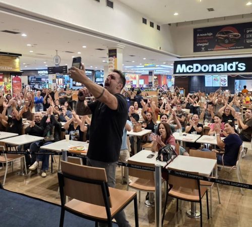 Humorista Rodrigo Capella diverte público em comemoração ao Dia do Comediante no Taubaté Shopping