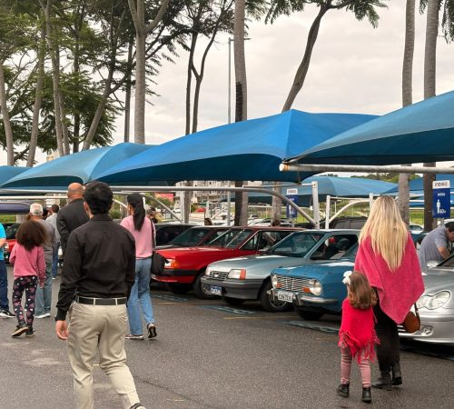 Encontro de Carros antigos reúne mais de 30 modelos no Shopping Pátio Pinda